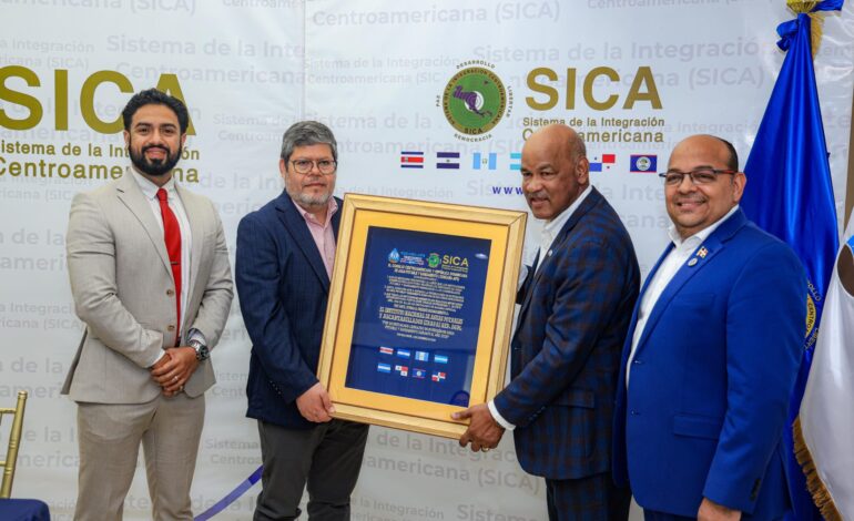 FOCARD -APS reconoce a Wellington Arnaud, director del INAPA