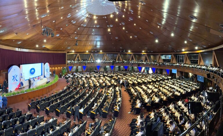 Graduación multitudinaria del Programa de Inglés de Inmersión del Mescyt inviste mas de 17.000 estudiantes en el Aula Magna de la UASD