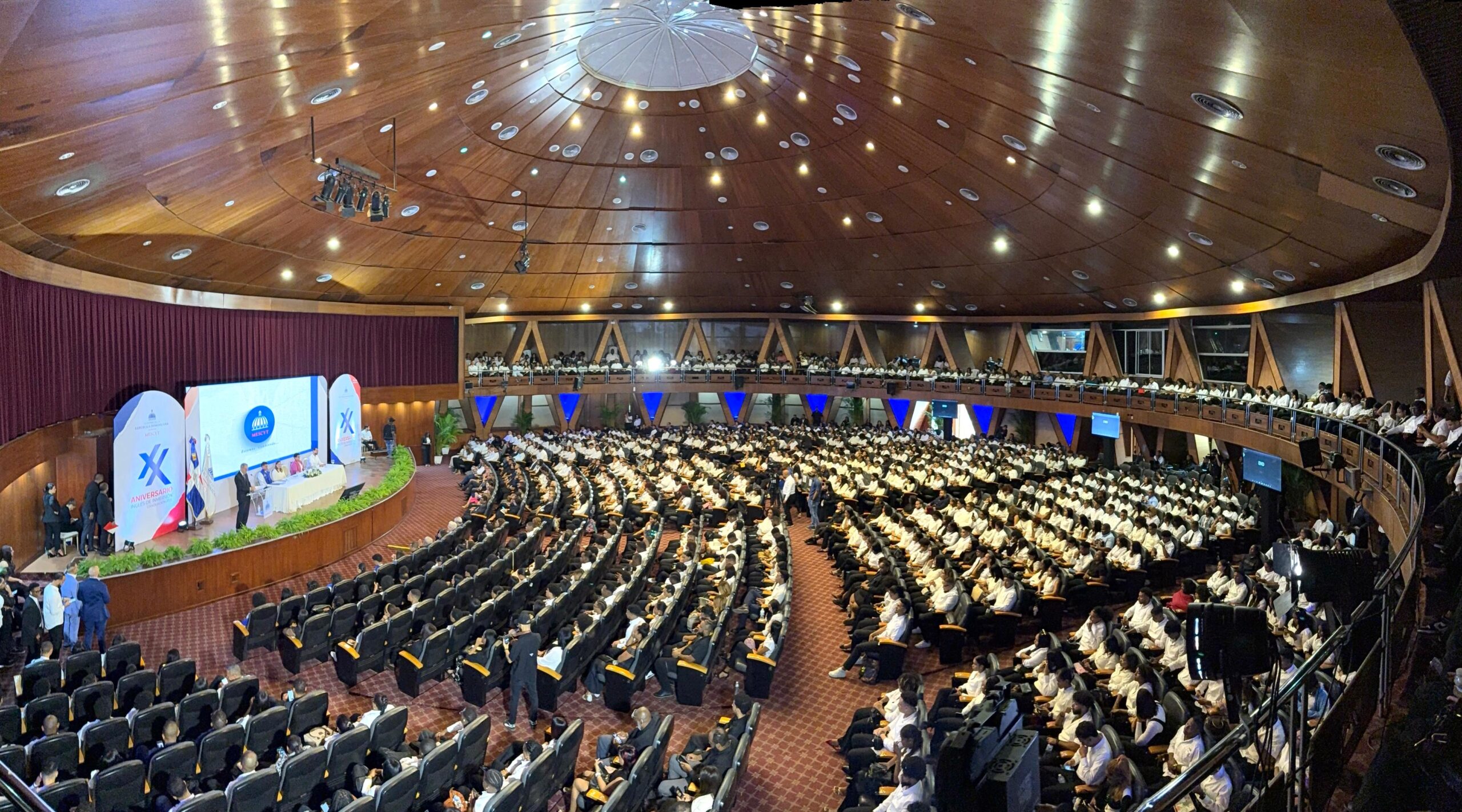 Graduación multitudinaria del Programa de Inglés de Inmersión del Mescyt inviste mas de 17.000 estudiantes en el Aula Magna de la UASD
