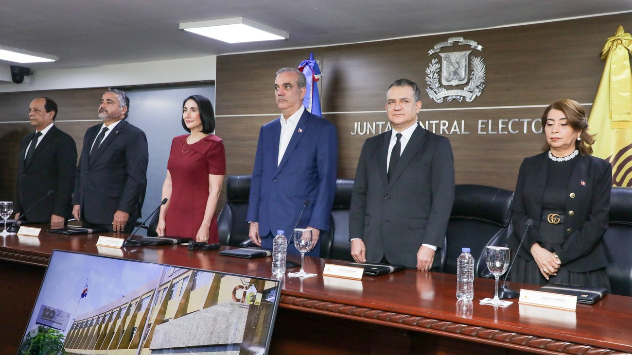 Presidente y primera dama reciben  cédula