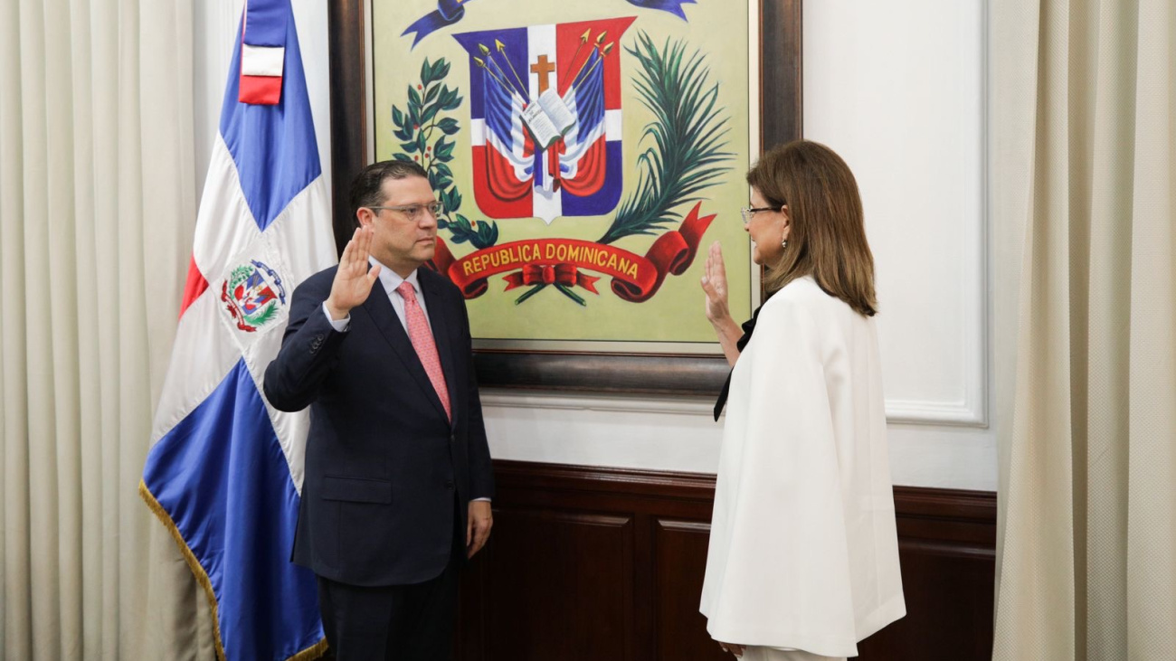 Raquel Peña deja juramentado a Eduardo Sanz Lovatón