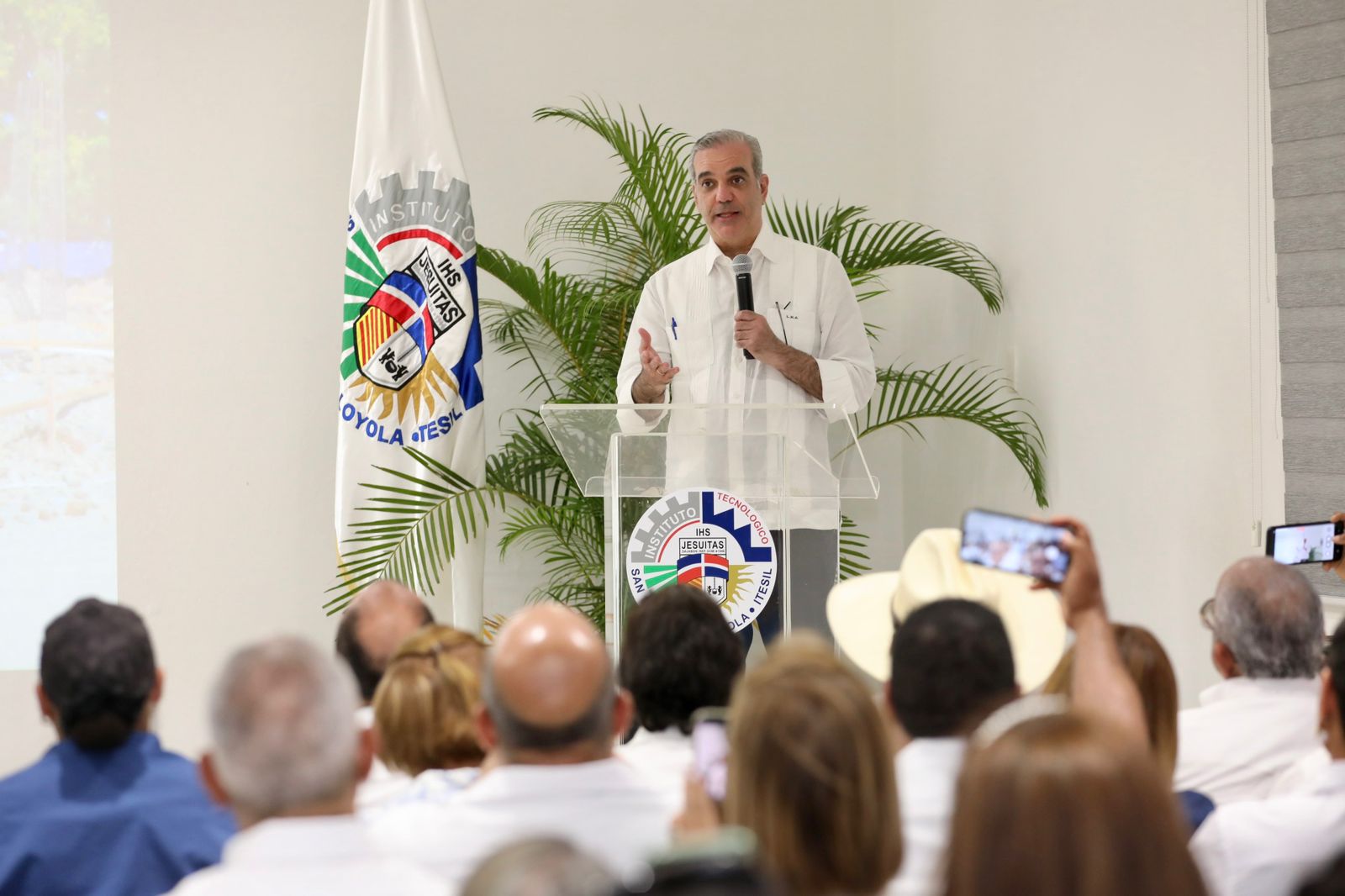 Presidente Abinader anuncia entrega de 400 becas para estudiantes