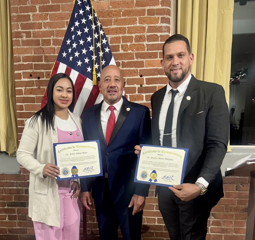 Alcaldíade Lawrence reconoce abogados dominicanos Joselyn Marte y Jenny Solano.