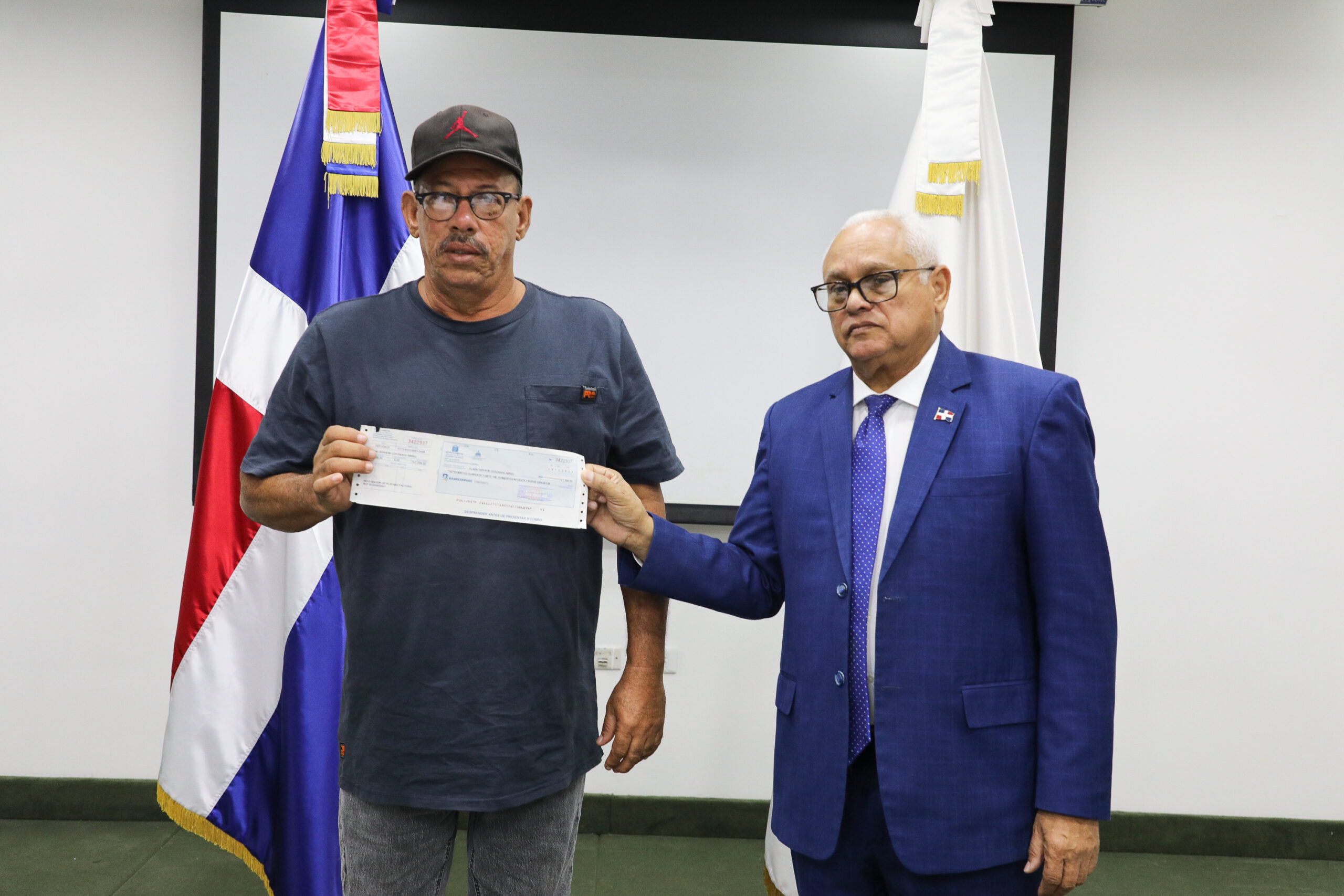 Tesorería Nacional paga más de 104 millones de pesos a pequeños productores agropecuarios por deudas de varios años quedebía Inespre  