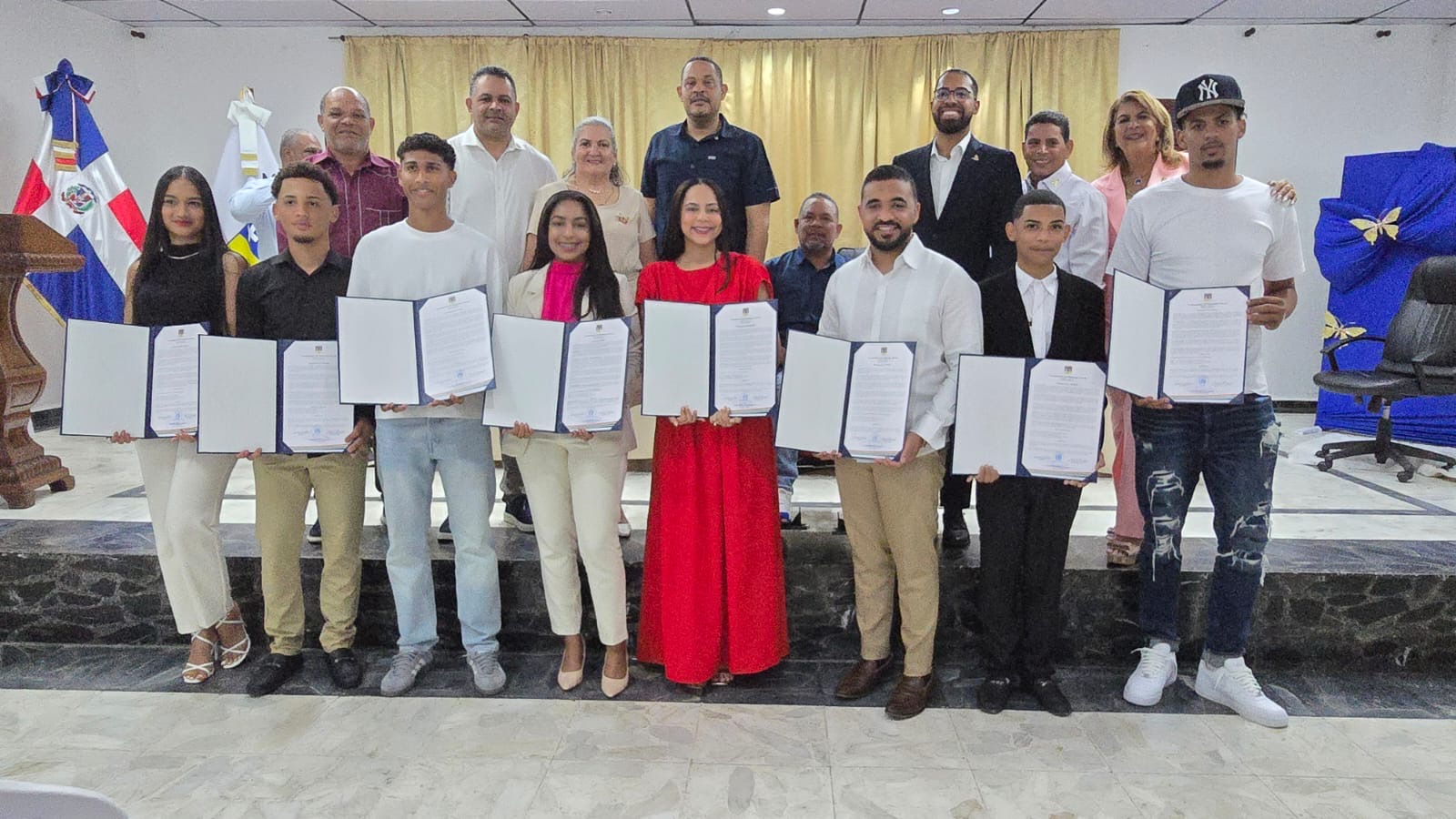 Alcaldía de Salcedo reconoce 8 jóvenes meritorios