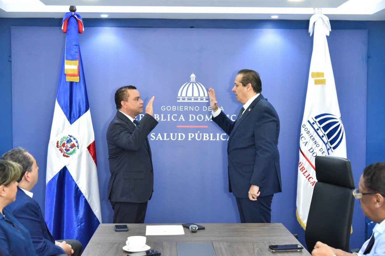 Ministro de Salud  juramenta a Julio César Landrón como nuevo director del SNS