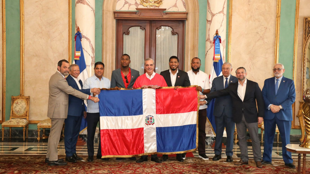 Presidente entrega bandera dominicana a Leones del Escogido