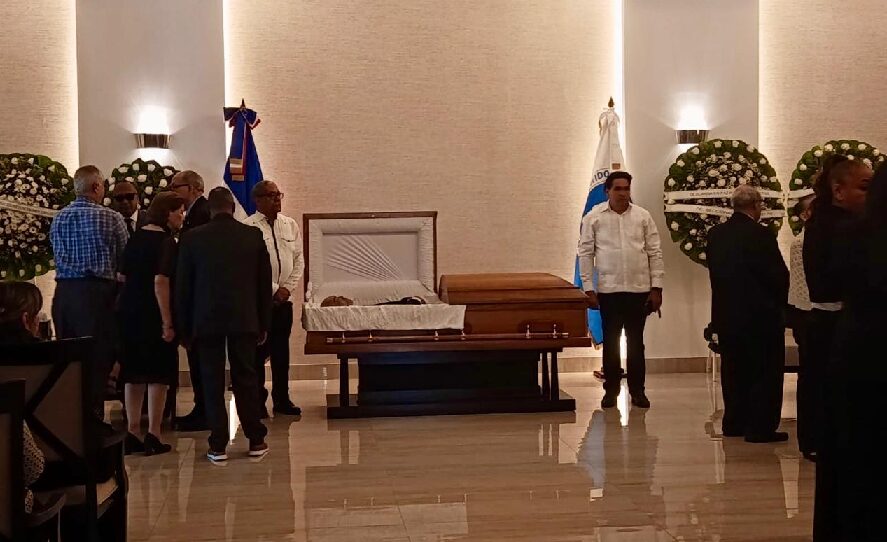 Una Muchedumbre cubre con sus militantes lágrimas el agigantado Ramón Alburquerque