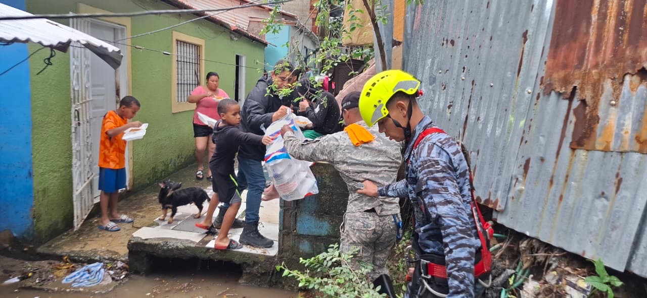 DASAC brindan de manera oportuna e inmediata asistencia a familias afectadas por las lluvias en Puerto Plata