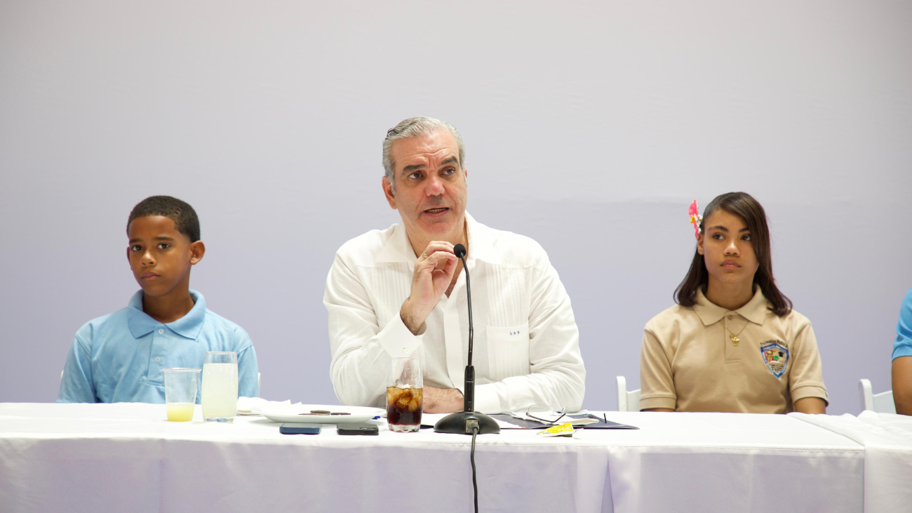 Abinader recomienda a jóvenes estudiar carreras relacionadas con las ciencias.