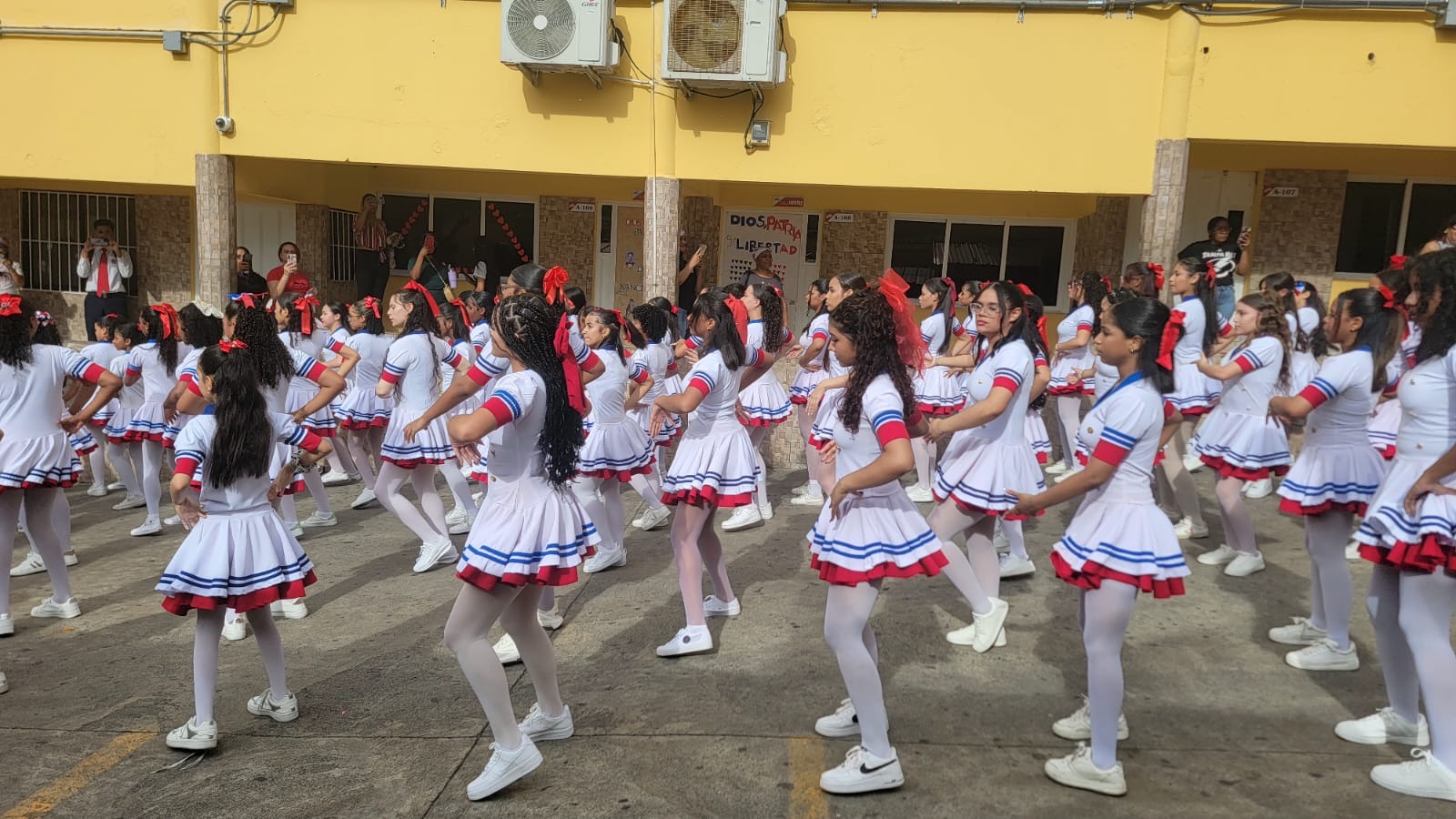 Colegio Crossover realiza su Vigésima Tercera Parada Patriótica en honor a Ramón Matías Mella