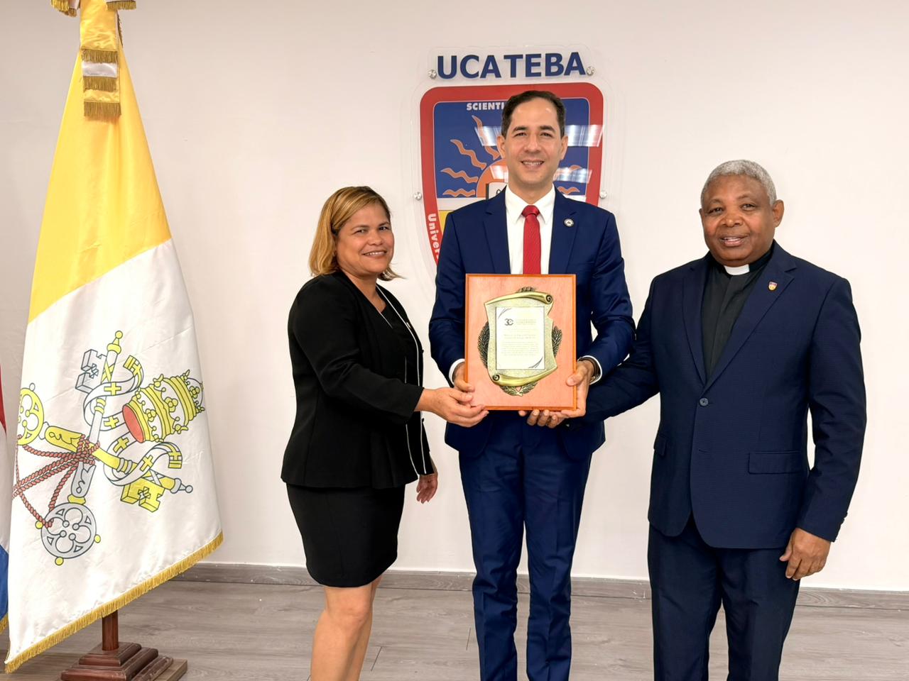 UCATEBA reconoce al MESCYT por su aporte al desarrollo académico y social del país