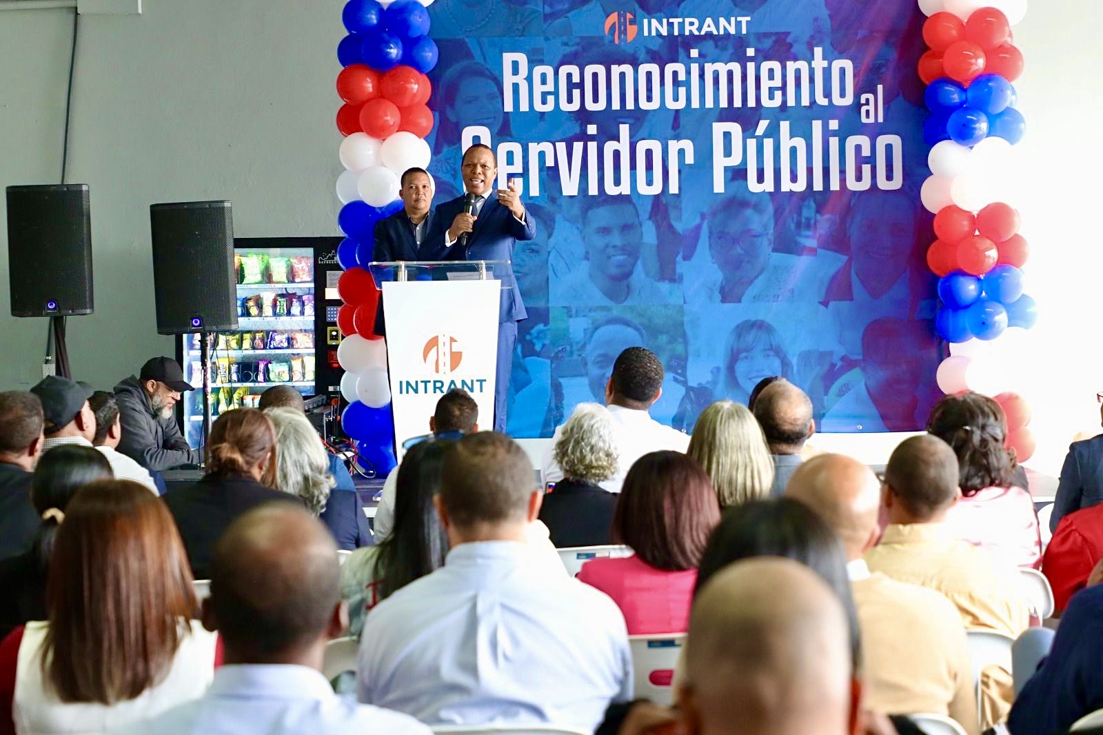 INTRANT reconoce por primera vez a 56 servidores públicos por su trayectoria, vocación y transparencia