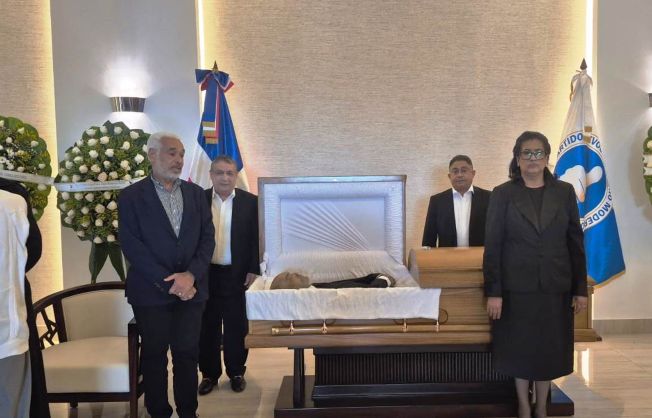 PLD:Rinde reverencia a una lámpara,aún encendidas de banderas