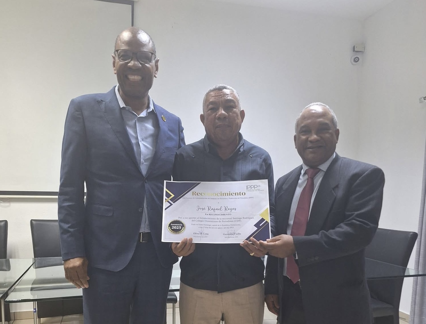 IPPP y CDP galardonan a Orlando Reyes