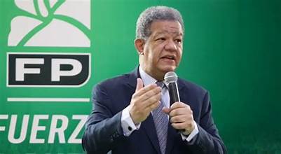 Leonel Fernandez,Presidente de la Fuerza del Pueblo recibe Nueva Cedula