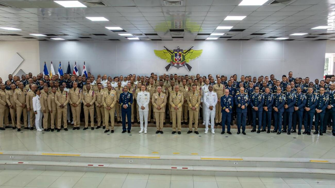 Ministerio de Defensa reconoce a oficiales por su trayectoria y años de servicio