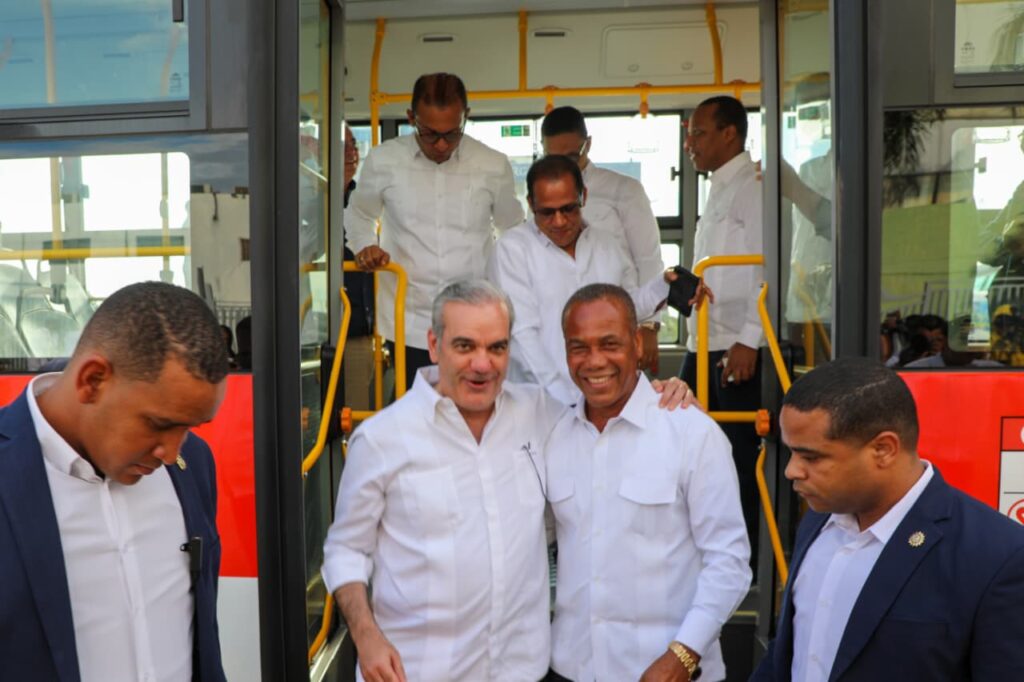 Población recibe con jubileo puesta en circulación de nuevos autobuses