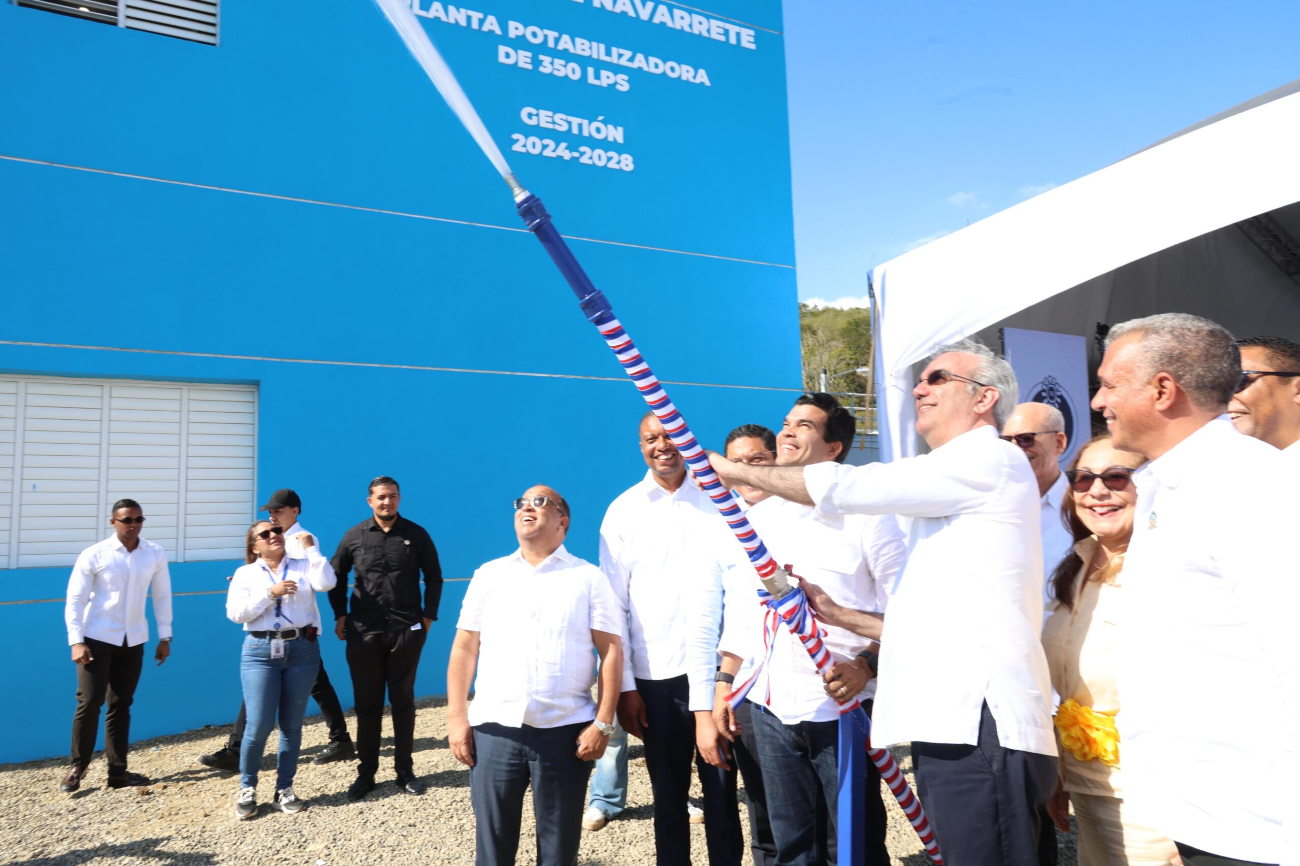 Presidente Luis Abinader y Wellington Arnaud, director del Inapa, inauguran anhelado acueducto de Navarrete