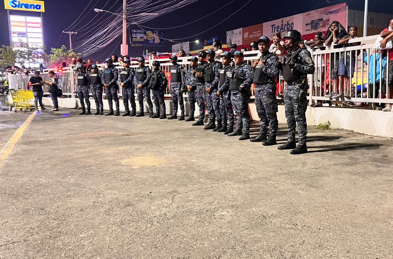 Policía Nacional desmiente reportes de saqueos tras incendio en sucursal de L&R Comercial en Villa Mella