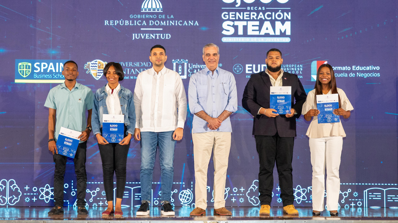 Presidente Abinader entrega 8,000 becas