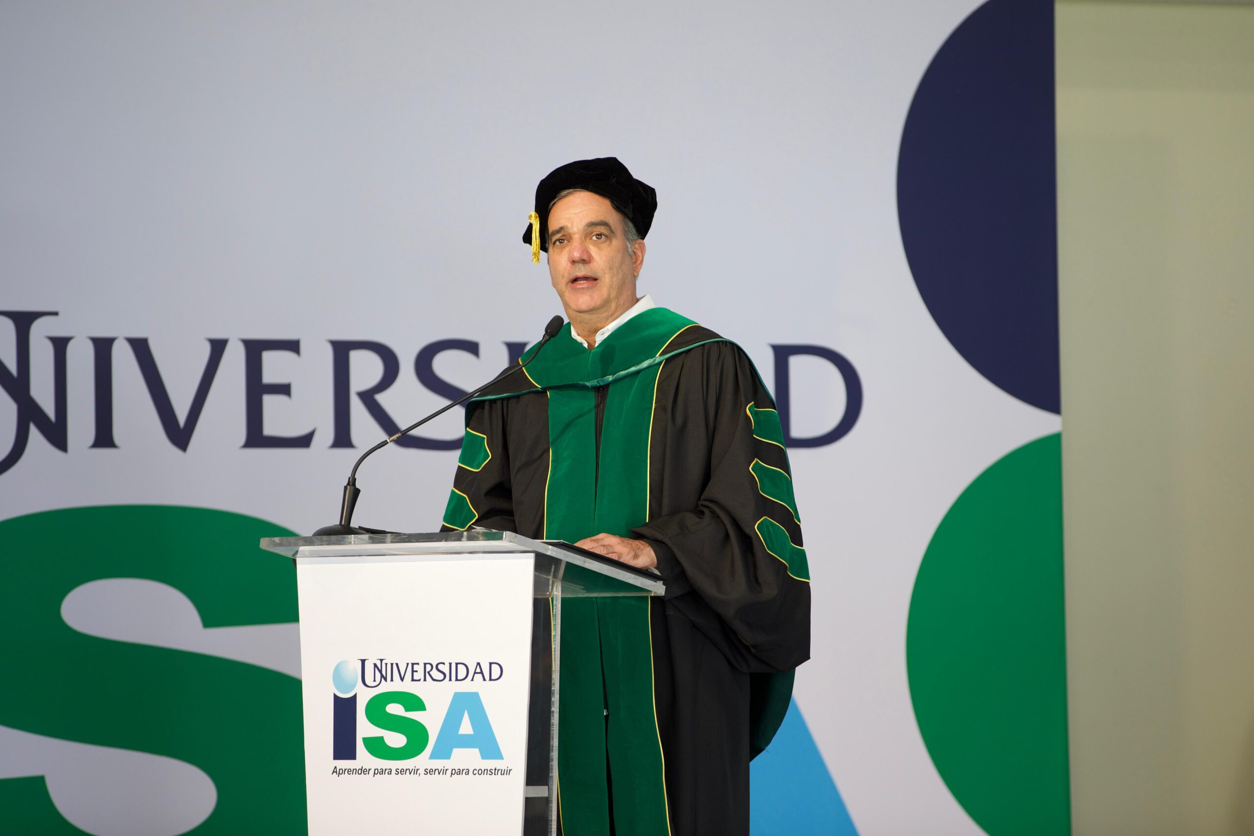 Presidente Abinader encabeza primera graduación del Recinto Sur de la Universidad ISA.