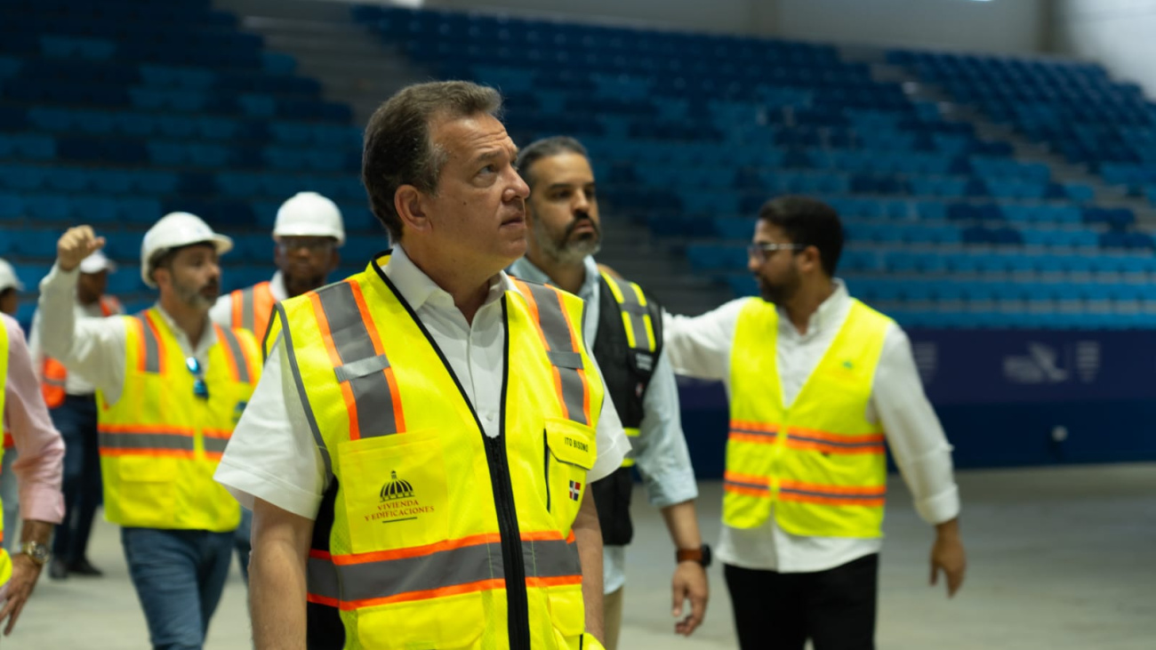Ministro Ito Bisonó supervisa obras deportivas.