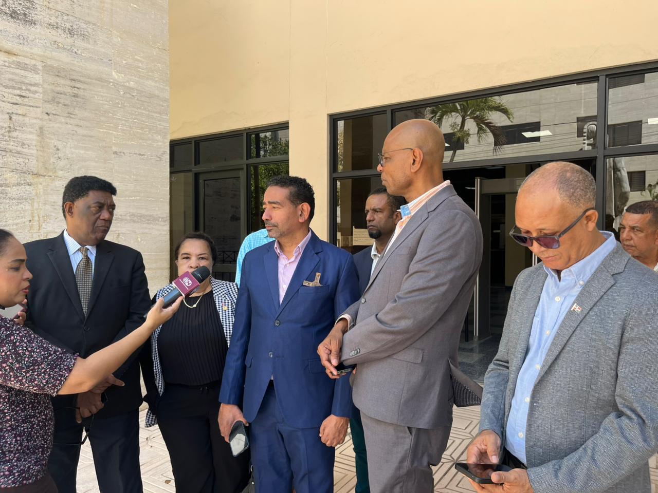 Gremios de prensa acompañan a Nelson Gutiérrez al Ministerio Público.