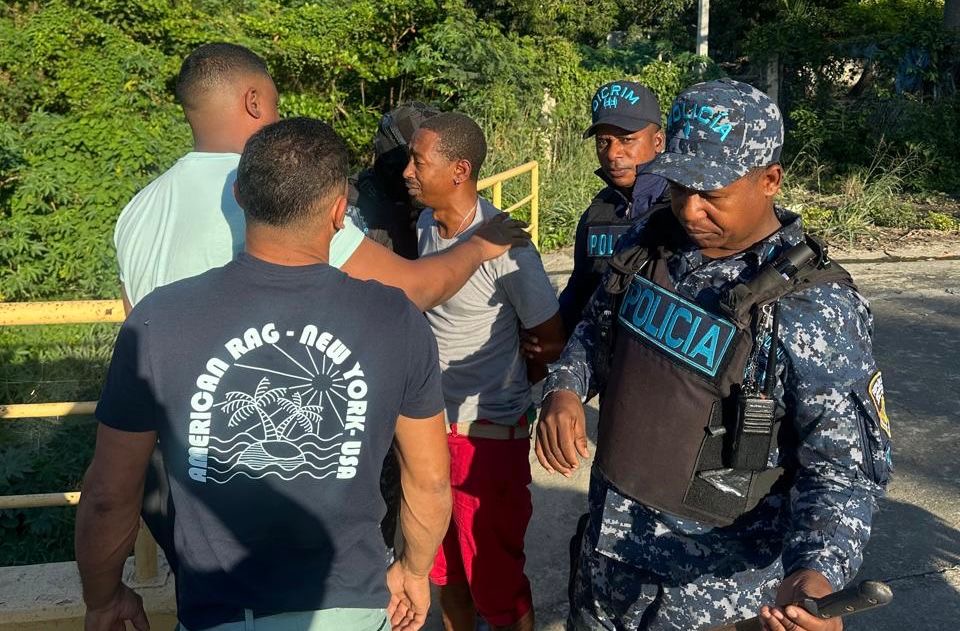 Policía Nacional apresa  Arcángel por muerte de hombre en Santiago