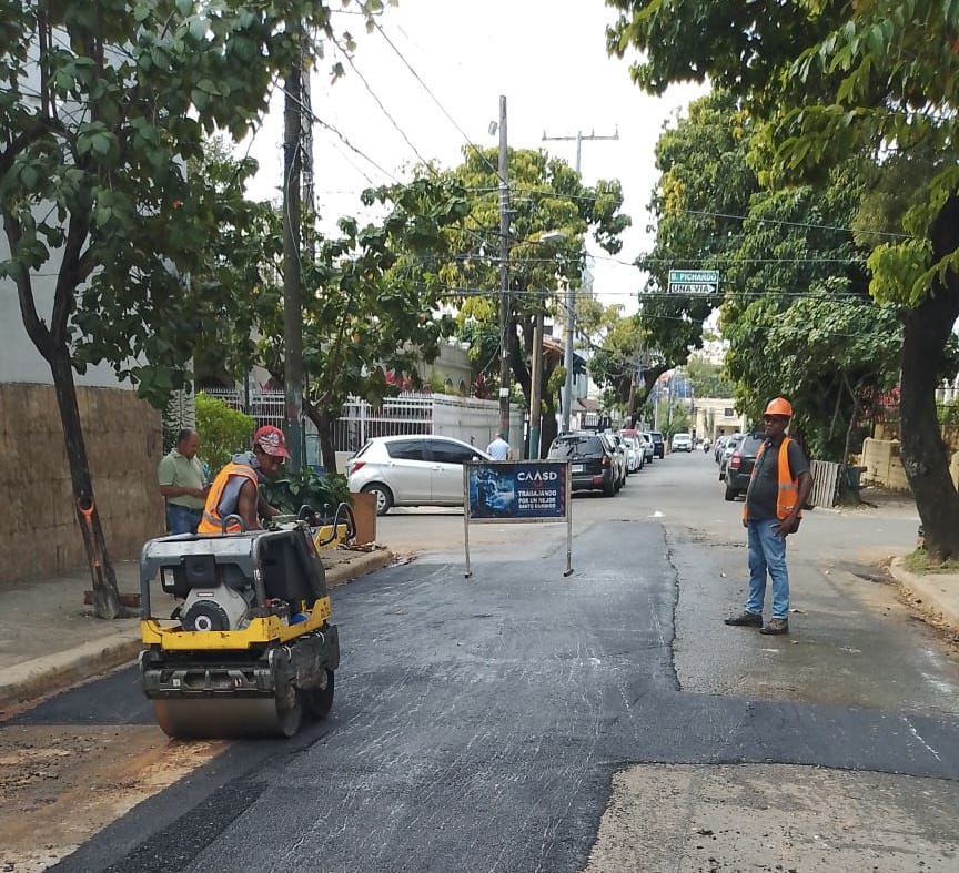 CAASD asfalta 5,000 metros cuadrados en el Gran Santo Domingo en primeros dos meses de 2026