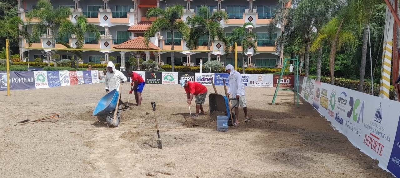 Remozan canchas para la gala del 30 aniversario del Voleibol Playero Hato Mayor-Vicentillo