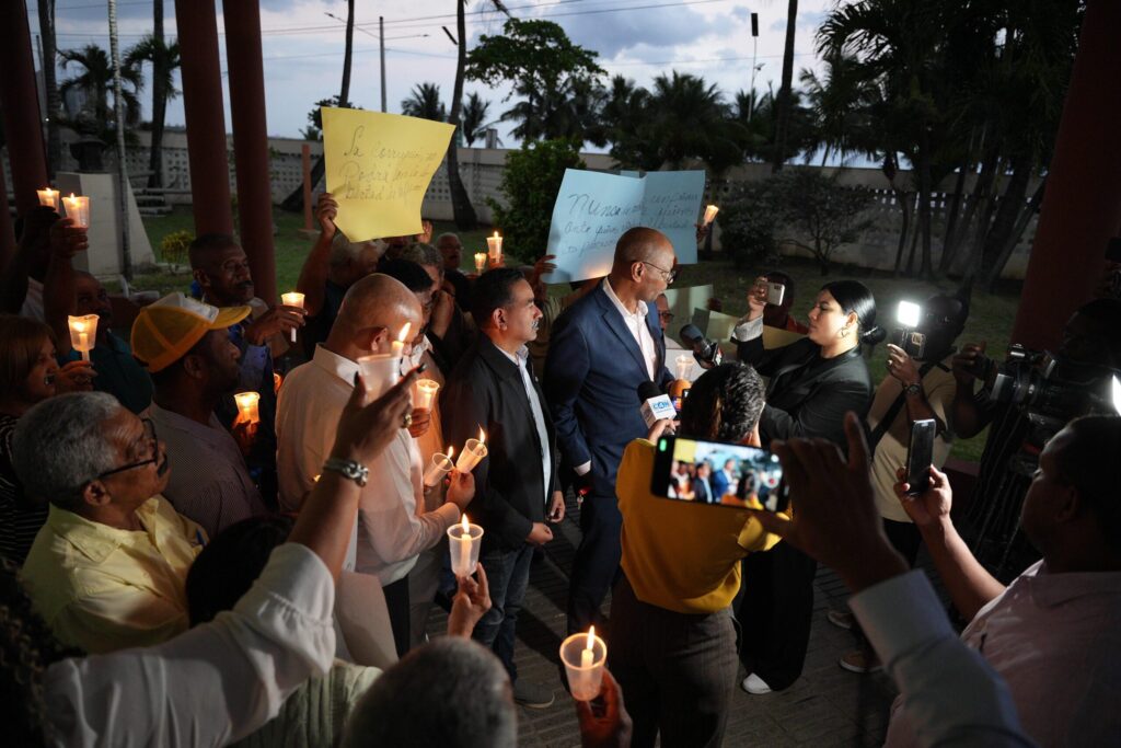 Gremios periodísticos protestan con encendido de velas pancartas y tape color negro en la boca por decisión de jueza contra Nelson Gutiérrez