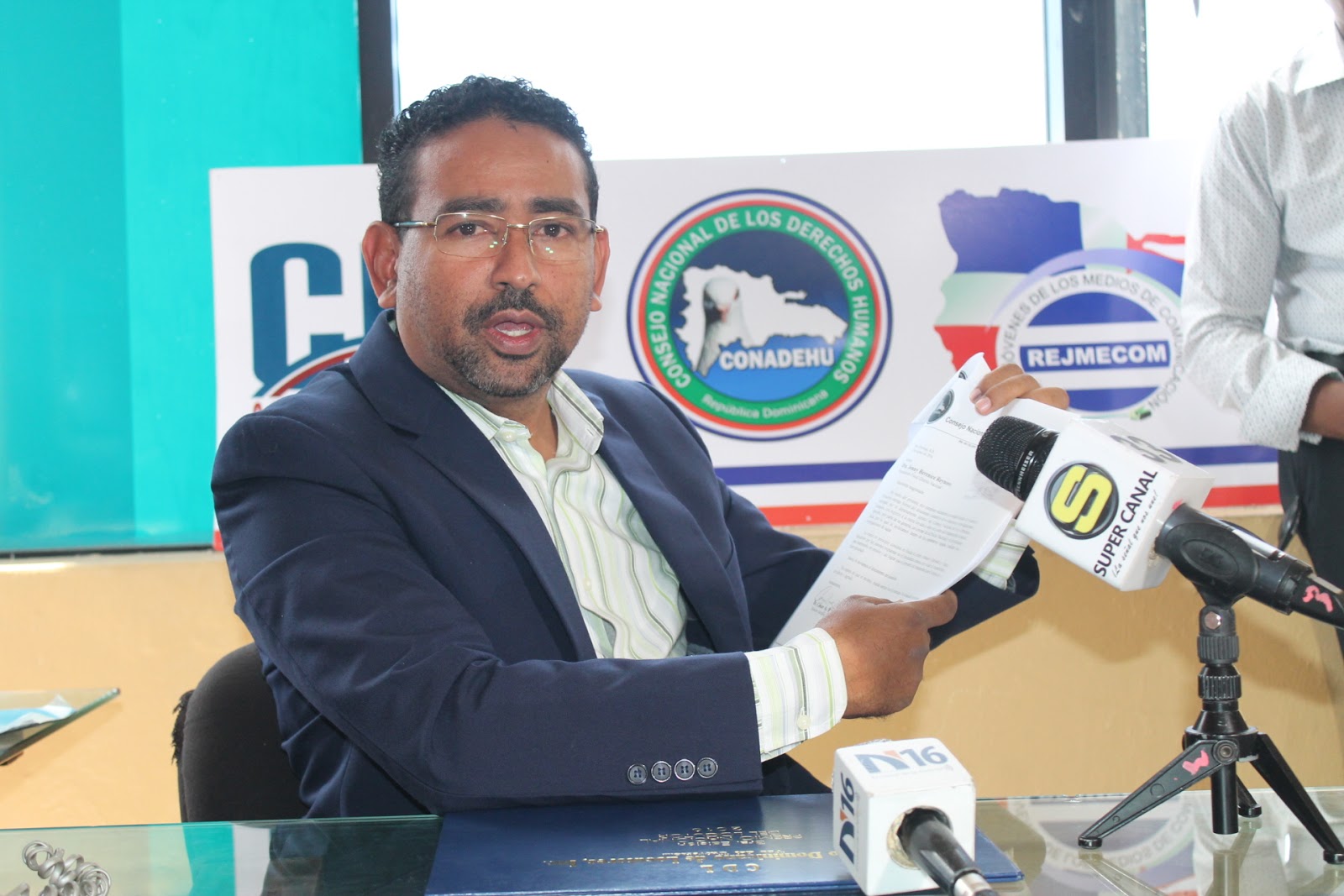 Nelson Gutiérrez, periodista y presidente del Comité en defensa de los derechos humanos, denuncia planes para silenciarlo junto a su equipo de trabajo.