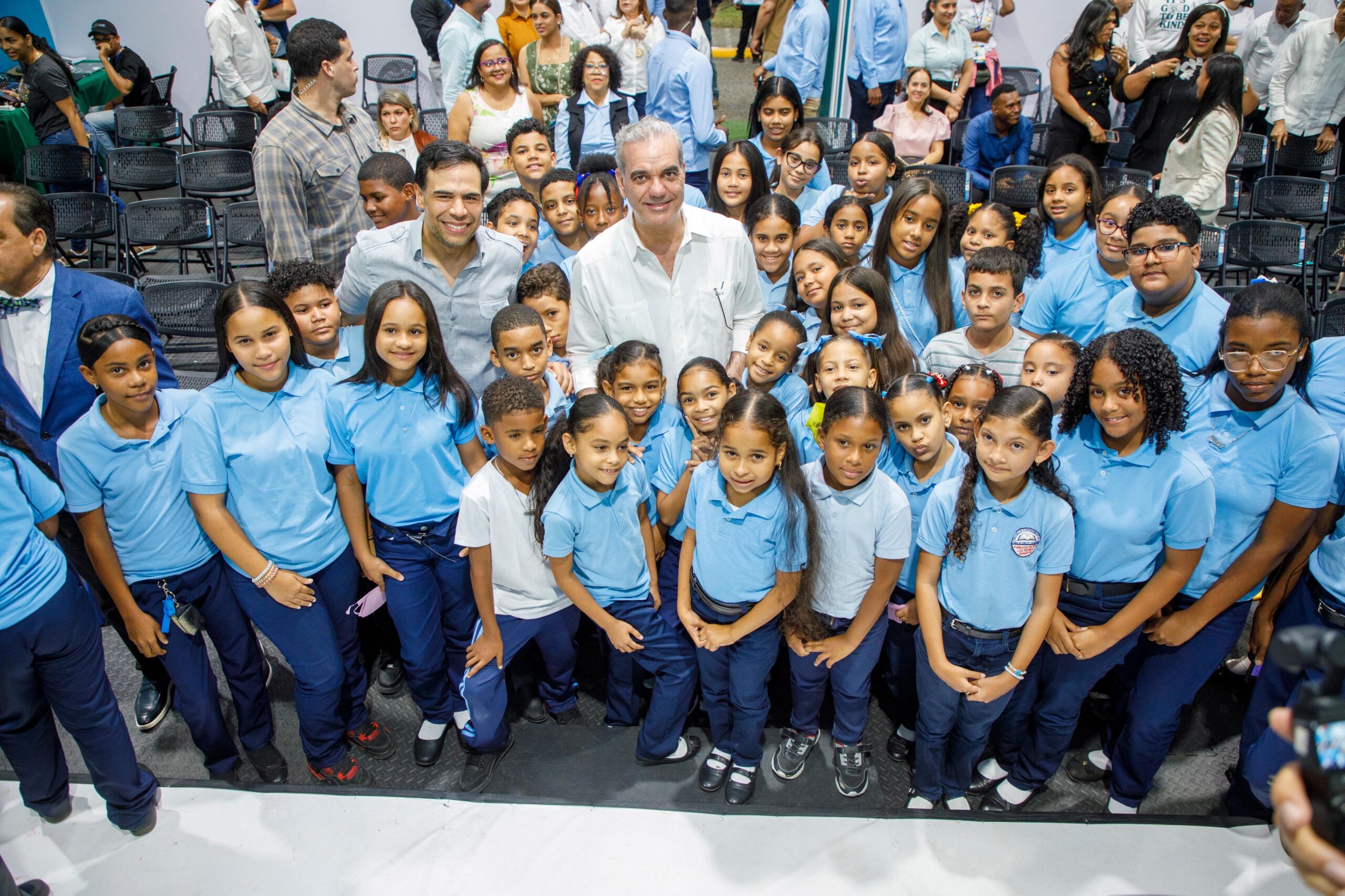 Presidente Abinader recorre Feria Regional del Libro Santiago 2026.