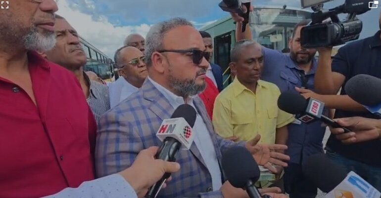 Mochotran destaca labor de Abinader al congelar combustibles.