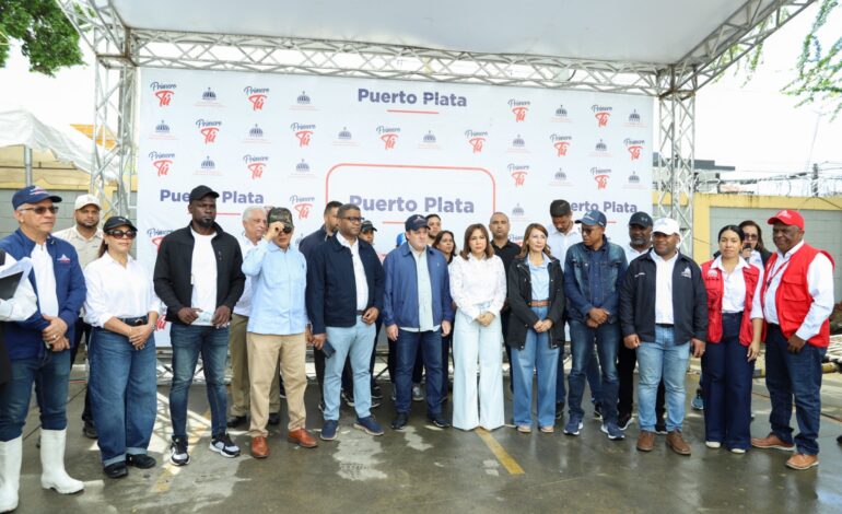 Supérate entrega  Bono a familias afectadas por lluvias e inundaciones.