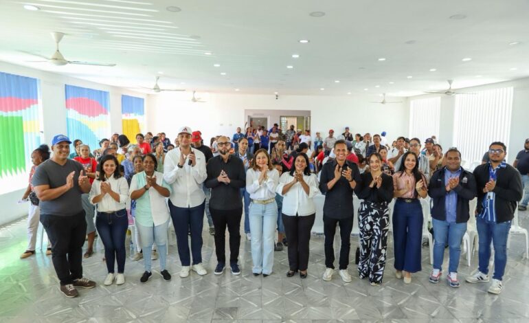 Dirección de Desarrollo Social Supérate entrega Bono.