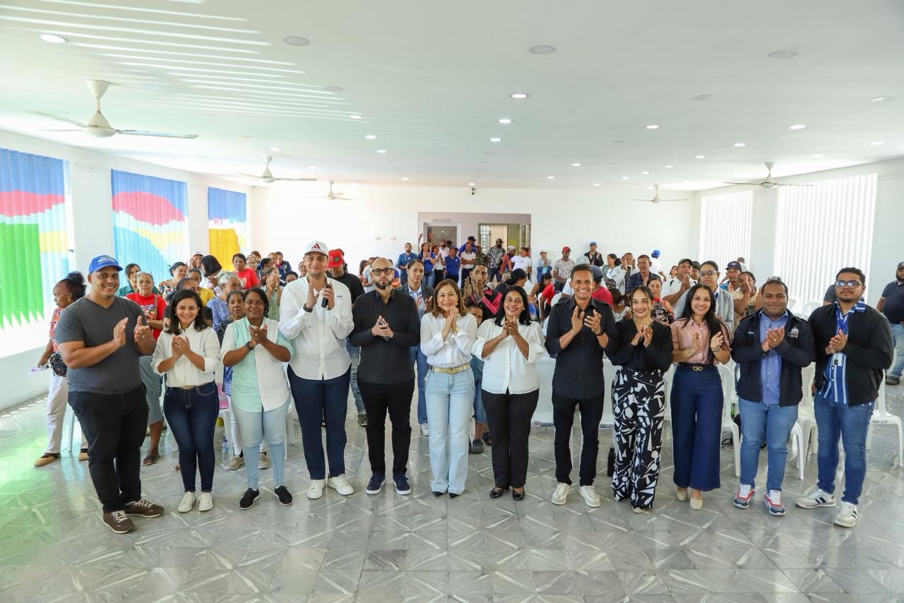 Dirección de Desarrollo Social Supérate entrega Bono.