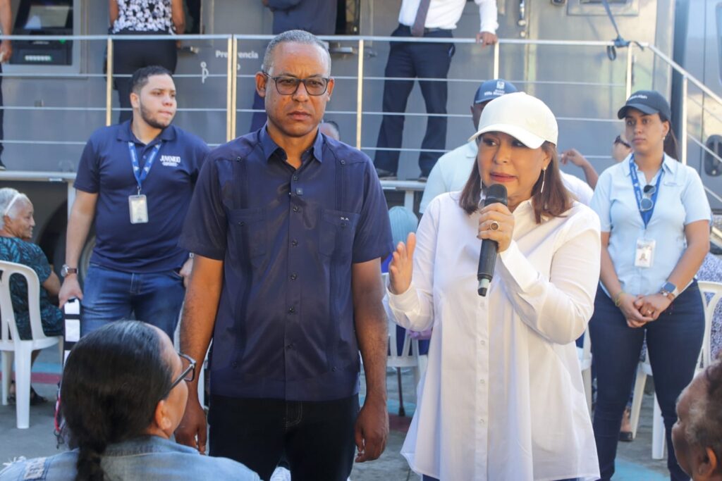 Súperate entrega bono a familias golpeadas por las lluvias.