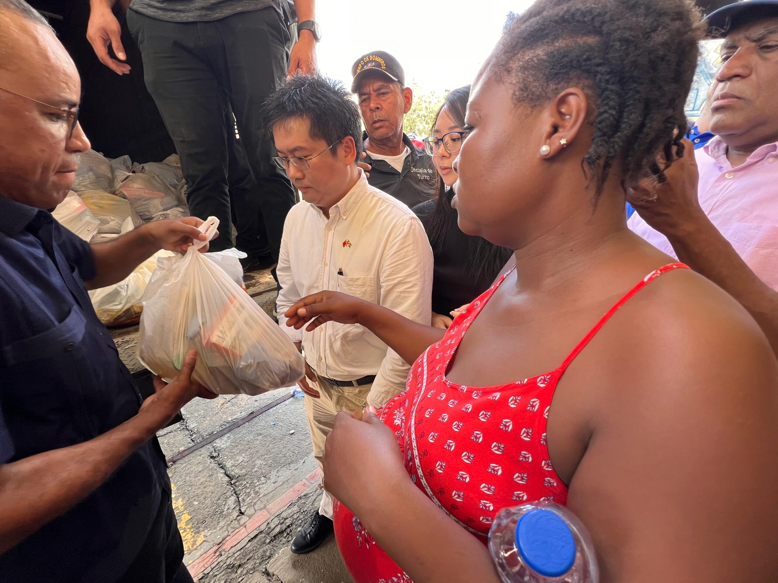 Cámara de Comercio de Fujian entrega ayuda en Montellano tras lluvias.