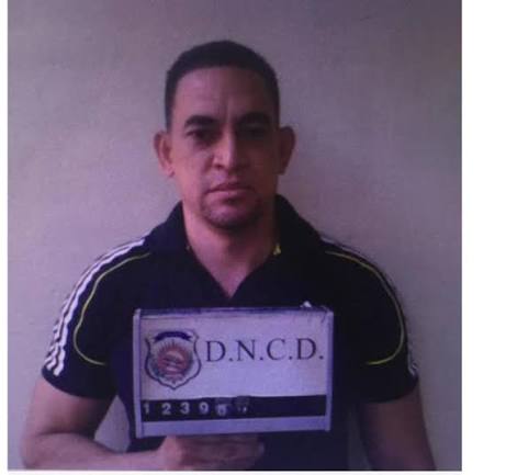 Treinta años de prisión a oficial policial por alijo de cocaína.