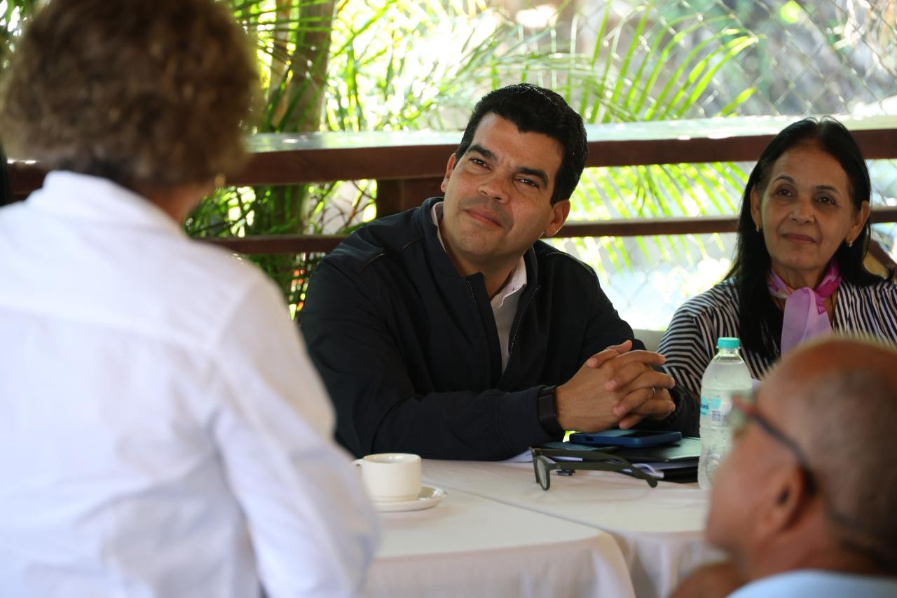 Wellington Arnaud valida con comunitarios servicio eficiente de agua potable.