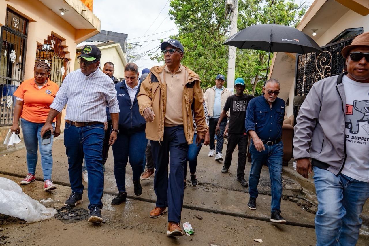 Director de DASAC encabeza recorrido por Los Alcarrizos y La Guáyiga, tras daños provocados por inundaciones 