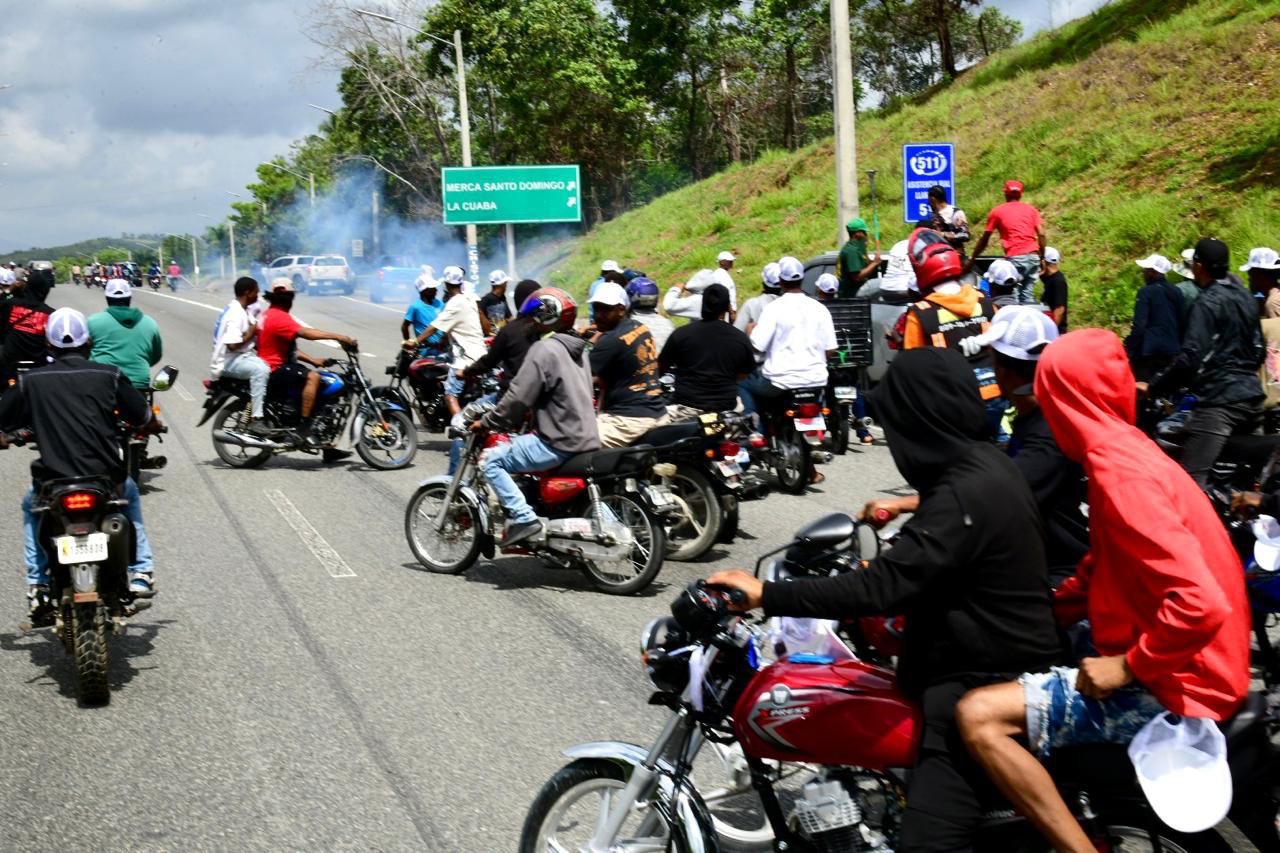 Policía Nacional arremete con bombas lacrimógenas contra marcha pacífica.