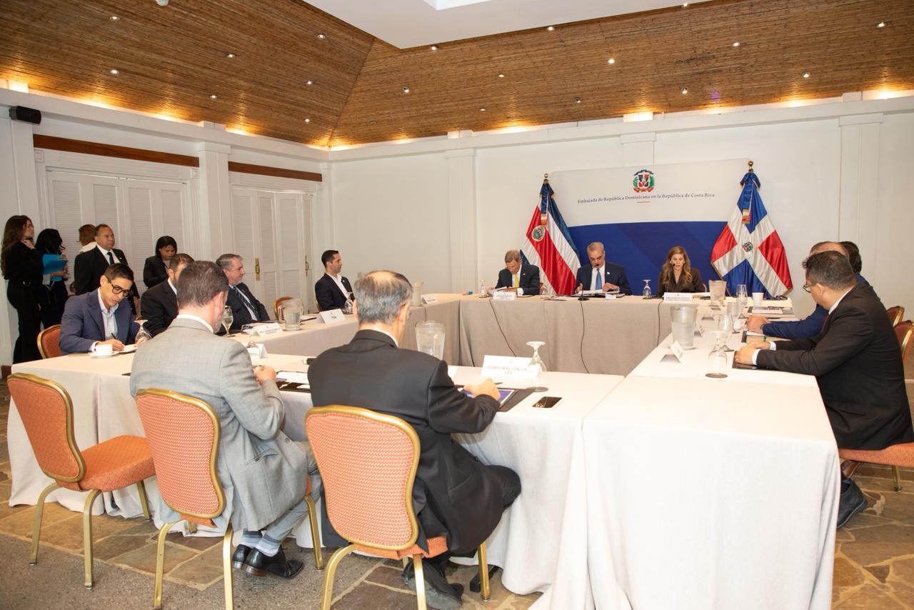 Presidente Abinader sostiene encuentro con empresarios en Costa Rica organizado por la Embajada Dominicana