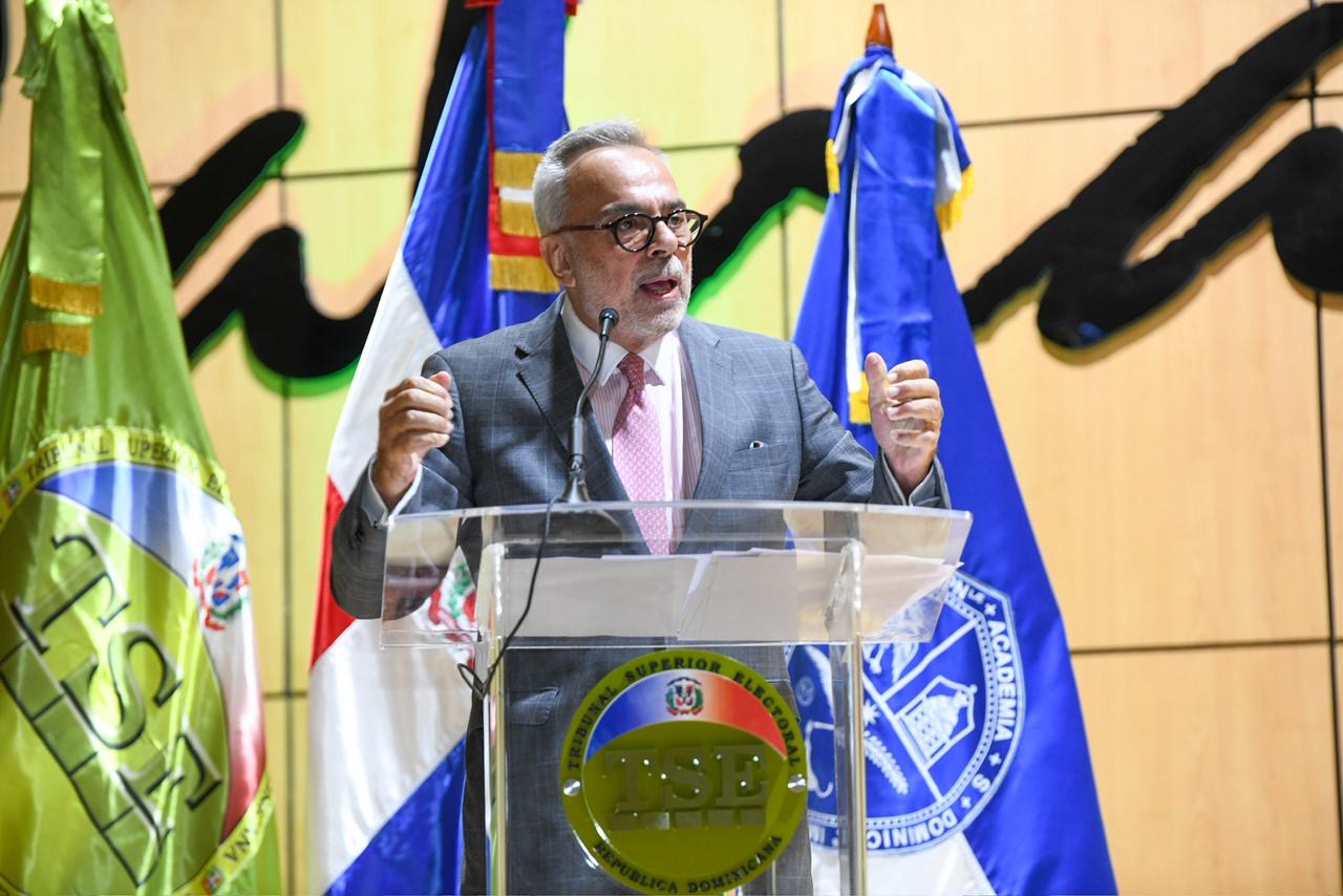 Politólogo argentino Daniel Zovatto dice que se debe controlar la penetración del narco-dinero y el crimen organizado en la política.