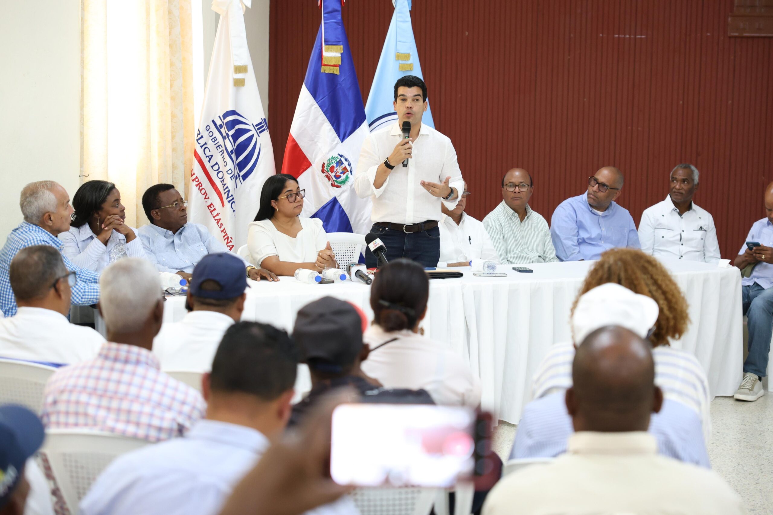 Wellington Arnaud socializa con comunitarios de Elìas Piña inicio acueducto.