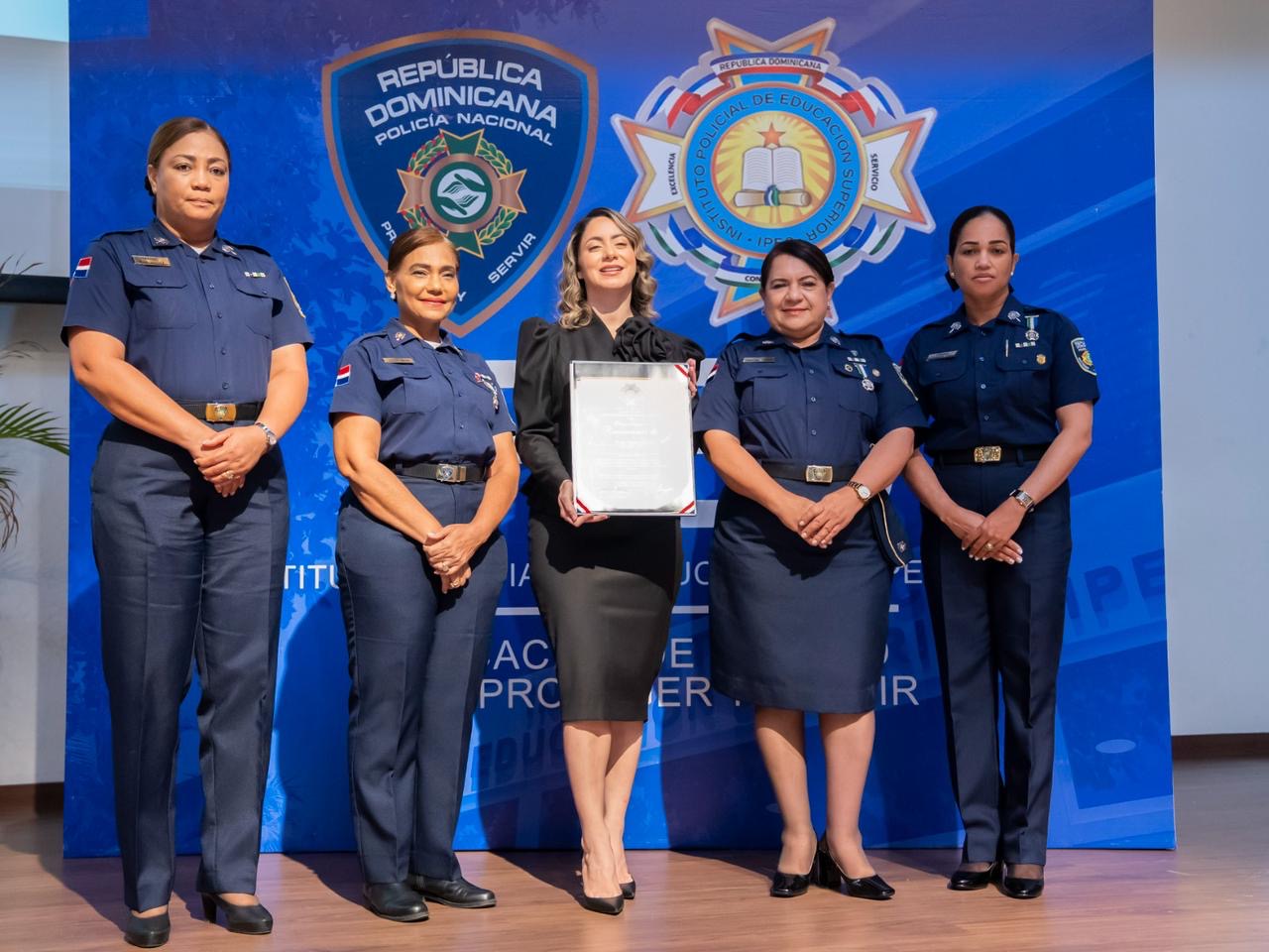Policía Nacional capacita a más de 1,100 mujeres en formación para fortalecer liderazgo y carrera policial