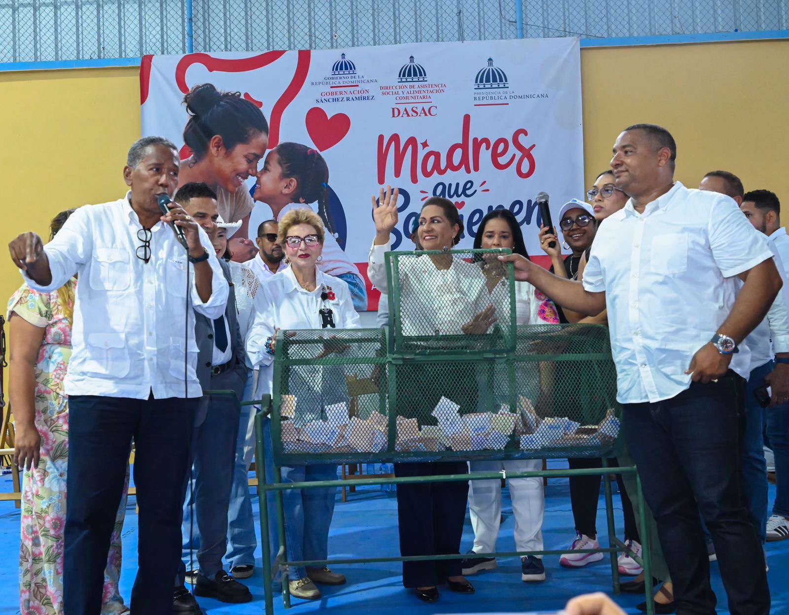 Madres de Sánchez Ramírez reciben jornada del gobierno cargada de emoción y gratitud.