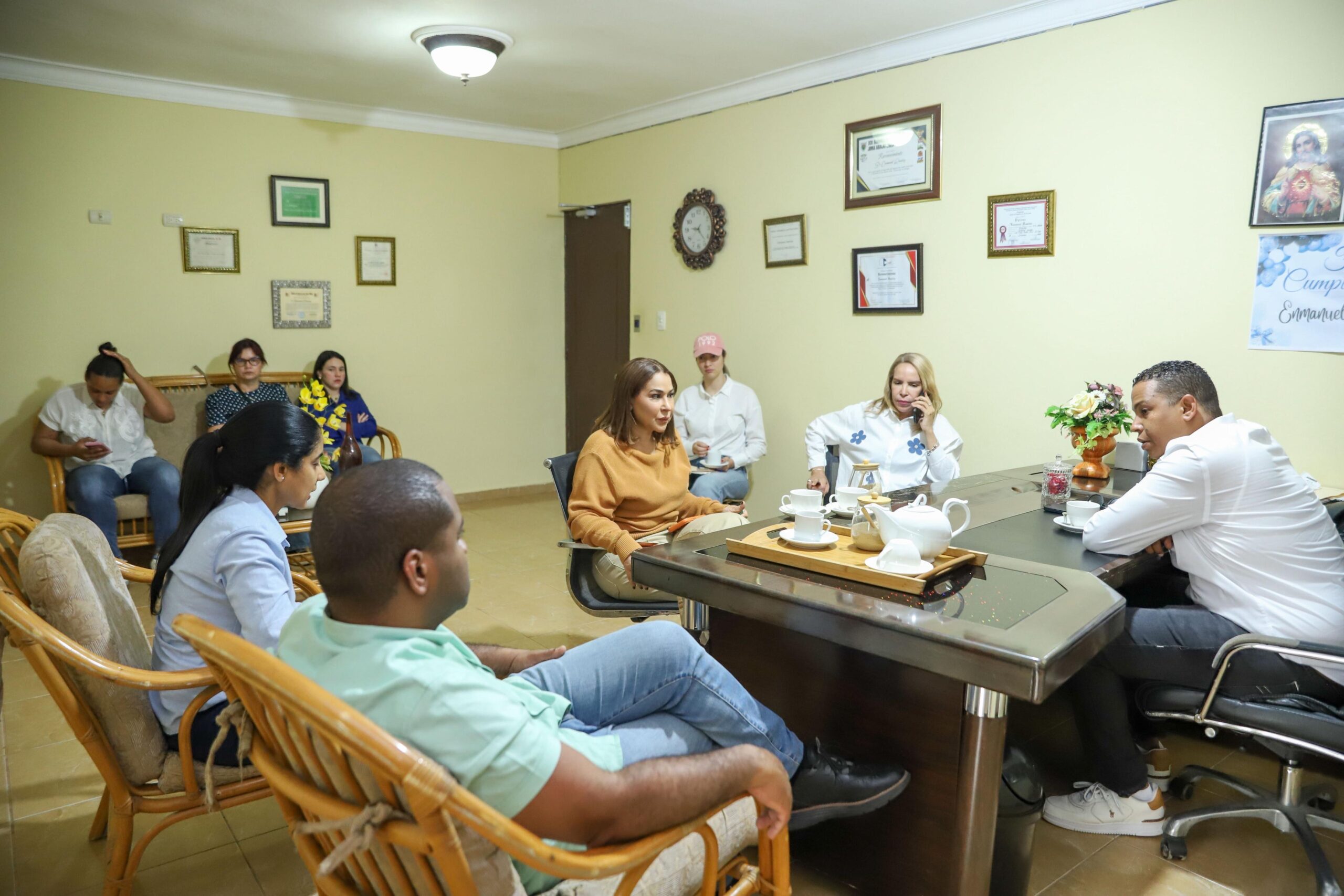Supérate visita comunidades afectadas por lluvias en La Vega.